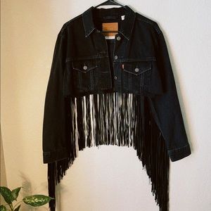 LEVI’S CROPPED EX-BOYFRIEND FRINGE TRUCKER JACKET